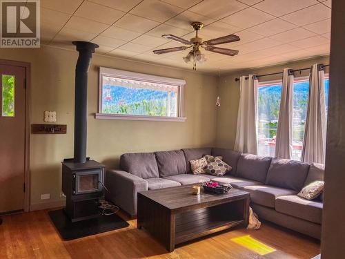 1913  3B Highway, Fruitvale, BC - Indoor Photo Showing Living Room