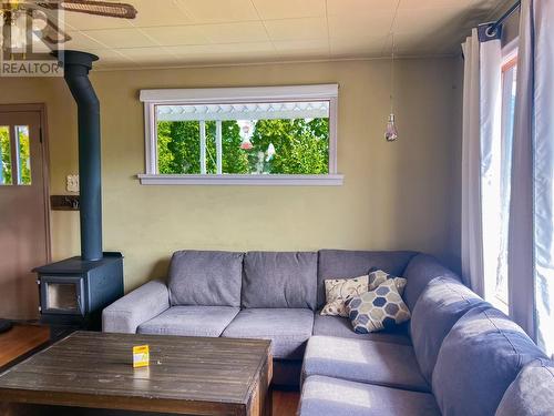 1913  3B Highway, Fruitvale, BC - Indoor Photo Showing Living Room