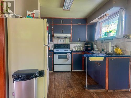 1913  3B Highway, Fruitvale, BC - Indoor Photo Showing Kitchen