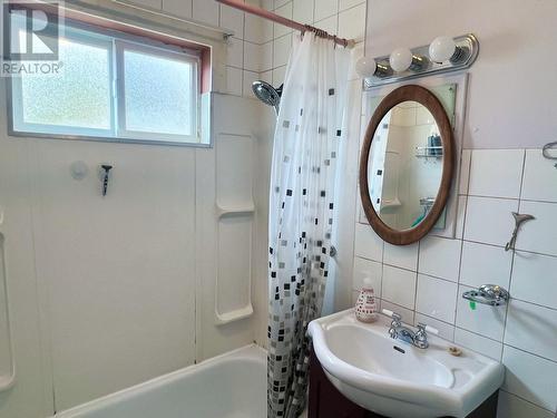 1913  3B Highway, Fruitvale, BC - Indoor Photo Showing Bathroom