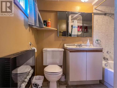 1913  3B Highway, Fruitvale, BC - Indoor Photo Showing Bathroom