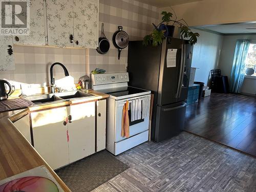 608 106 Avenue, Dawson Creek, BC - Indoor Photo Showing Kitchen