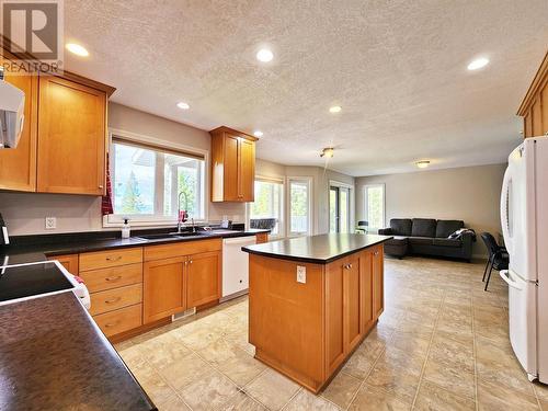 1551 View Drive, Quesnel, BC - Indoor Photo Showing Kitchen With Double Sink