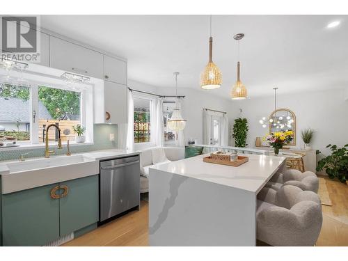 419 Cadder Avenue, Kelowna, BC - Indoor Photo Showing Kitchen With Upgraded Kitchen