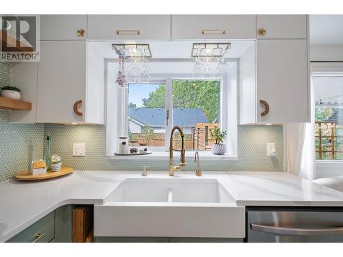 419 Cadder Avenue, Kelowna, BC - Indoor Photo Showing Kitchen With Double Sink With Upgraded Kitchen