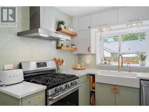 419 Cadder Avenue, Kelowna, BC - Indoor Photo Showing Kitchen