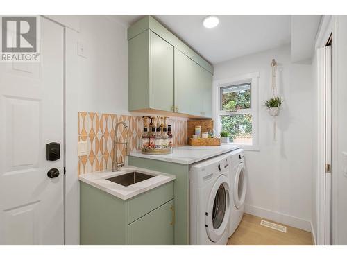 419 Cadder Avenue, Kelowna, BC - Indoor Photo Showing Laundry Room