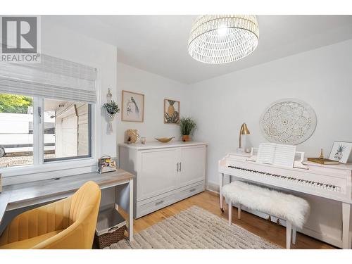 419 Cadder Avenue, Kelowna, BC - Indoor Photo Showing Bedroom