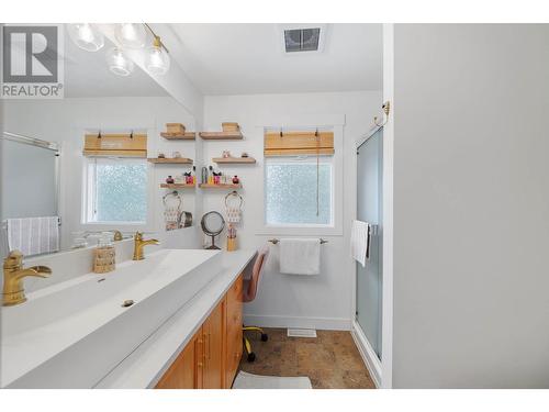 419 Cadder Avenue, Kelowna, BC - Indoor Photo Showing Bathroom