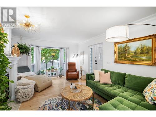 419 Cadder Avenue, Kelowna, BC - Indoor Photo Showing Living Room