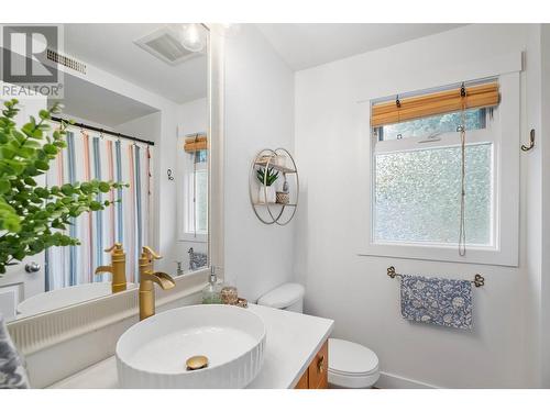 419 Cadder Avenue, Kelowna, BC - Indoor Photo Showing Bathroom