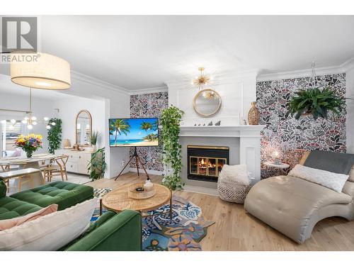 419 Cadder Avenue, Kelowna, BC - Indoor Photo Showing Living Room With Fireplace