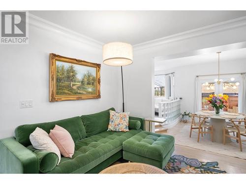 419 Cadder Avenue, Kelowna, BC - Indoor Photo Showing Living Room