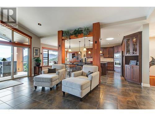 6127 Seymoure Lane, Peachland, BC - Indoor Photo Showing Living Room