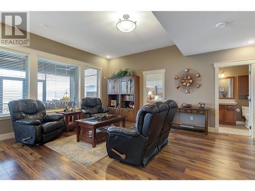 6127 Seymoure Lane, Peachland, BC - Indoor Photo Showing Living Room