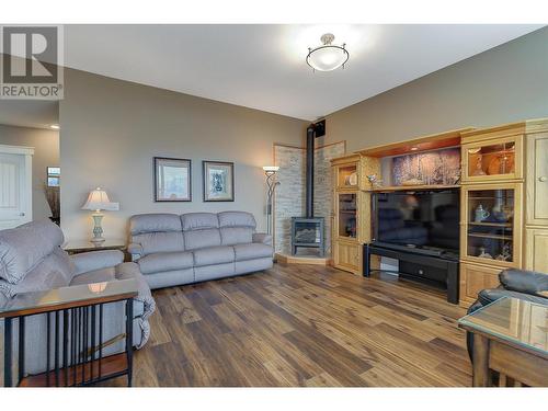 6127 Seymoure Lane, Peachland, BC - Indoor Photo Showing Living Room With Fireplace