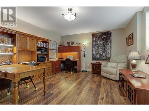 6127 Seymoure Lane, Peachland, BC - Indoor Photo Showing Living Room