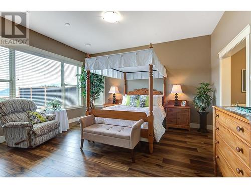 6127 Seymoure Lane, Peachland, BC - Indoor Photo Showing Bedroom