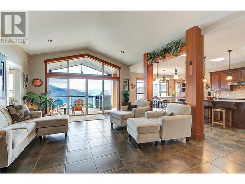 6127 Seymoure Lane, Peachland, BC - Indoor Photo Showing Living Room