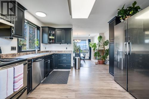 5115 Chute Lake Crescent, Kelowna, BC - Indoor Photo Showing Kitchen