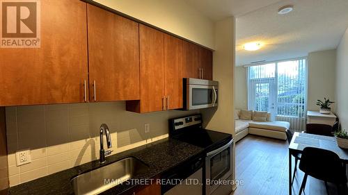 101 - 95 North Park Road, Vaughan, ON - Indoor Photo Showing Kitchen