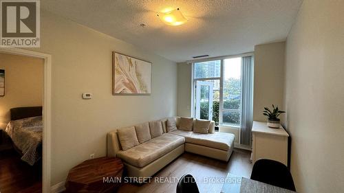 101 - 95 North Park Road, Vaughan, ON - Indoor Photo Showing Living Room