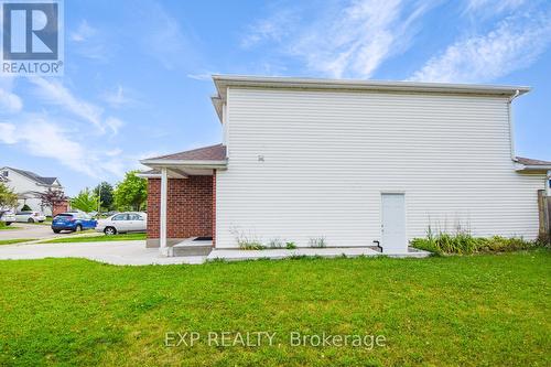 501 Highbrook Court, Kitchener, ON - Outdoor