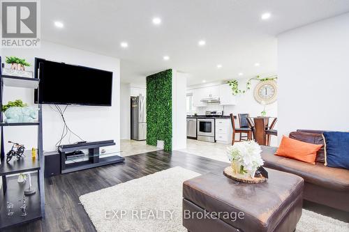 501 Highbrook Court, Kitchener, ON - Indoor Photo Showing Living Room