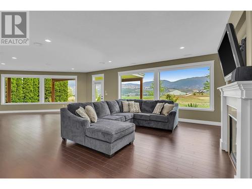 6325 Old Kamloops Road, Vernon, BC - Indoor Photo Showing Living Room