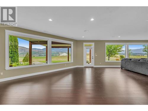 6325 Old Kamloops Road, Vernon, BC - Indoor Photo Showing Living Room