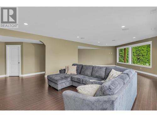 6325 Old Kamloops Road, Vernon, BC - Indoor Photo Showing Living Room