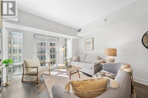 617 - 955 Bay Street, Toronto (Bay Street Corridor), ON - Indoor Photo Showing Living Room