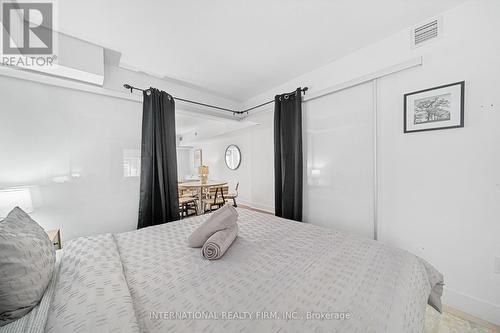 617 - 955 Bay Street, Toronto (Bay Street Corridor), ON - Indoor Photo Showing Bedroom