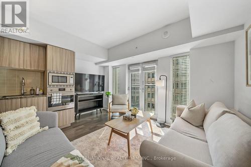 617 - 955 Bay Street, Toronto (Bay Street Corridor), ON - Indoor Photo Showing Living Room