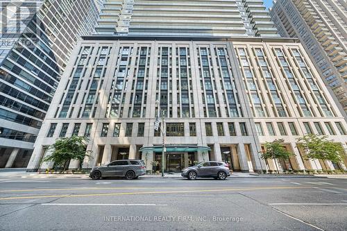 617 - 955 Bay Street, Toronto (Bay Street Corridor), ON - Outdoor With Facade