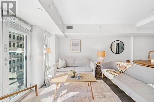 617 - 955 Bay Street, Toronto (Bay Street Corridor), ON - Indoor Photo Showing Living Room