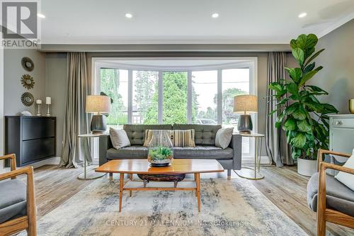 409 Scarsdale Crescent, Oakville (Bronte West), ON - Indoor Photo Showing Living Room