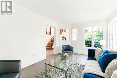 1030 Old Oak Drive, Oakville, ON - Indoor Photo Showing Living Room