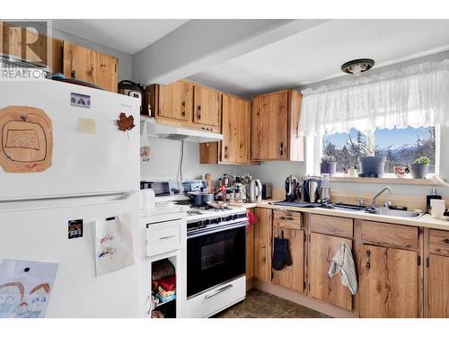 5028 Elliot Avenue Lot# 5, Peachland, BC - Indoor Photo Showing Kitchen With Double Sink