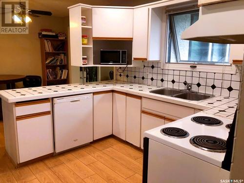 421 113Th Street W, Saskatoon, SK - Indoor Photo Showing Kitchen With Double Sink