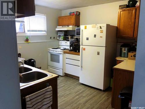 421 113Th Street W, Saskatoon, SK - Indoor Photo Showing Kitchen With Double Sink