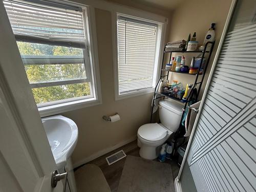 619 11Th Avenue, Castlegar, BC - Indoor Photo Showing Bathroom