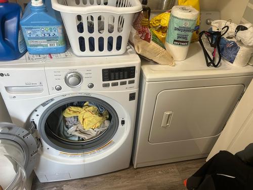 619 11Th Avenue, Castlegar, BC - Indoor Photo Showing Laundry Room