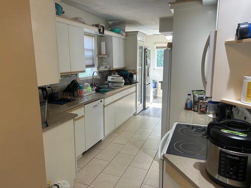 619 11Th Avenue, Castlegar, BC - Indoor Photo Showing Kitchen