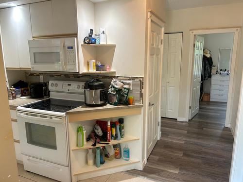 619 11Th Avenue, Castlegar, BC - Indoor Photo Showing Kitchen