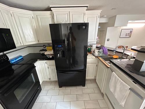 619 11Th Avenue, Castlegar, BC - Indoor Photo Showing Kitchen