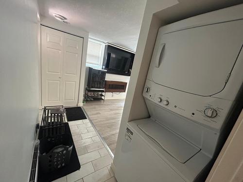 619 11Th Avenue, Castlegar, BC - Indoor Photo Showing Laundry Room