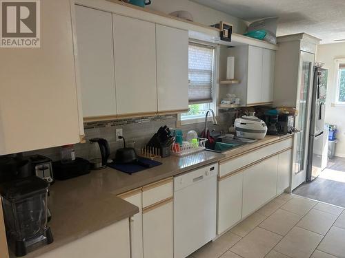 619 11Th Avenue, Castlegar, BC - Indoor Photo Showing Kitchen