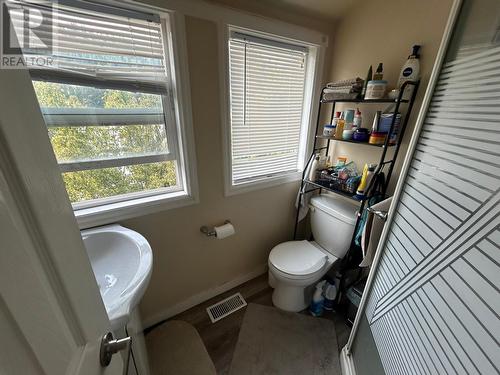 619 11Th Avenue, Castlegar, BC - Indoor Photo Showing Bathroom