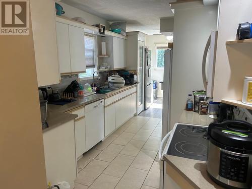 619 11Th Avenue, Castlegar, BC - Indoor Photo Showing Kitchen